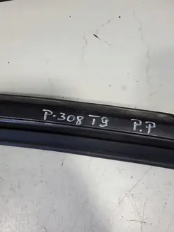 Peugeot 308 2019 Garniture droite vitre porte OEM 9677893680