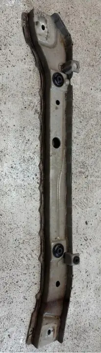 MAW23569 Traverse de radiateur pour Nissan NV200