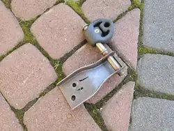 Pakoputken kiinnike OEM 17565-28020 Toyota Aygo X:lle