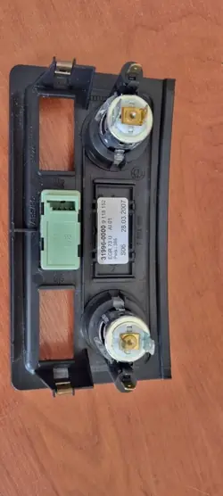 Tupakansytytinpaneeli OEM 31996-0000 BMW E60/E61:lle