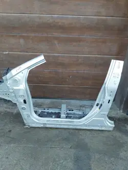 Toyota Prius IV Pylväs A/B Vasen OEM PRIUS IV