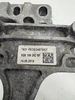 VW Passat B8 moottorin oikea tuki OEM 5Q0199262BF