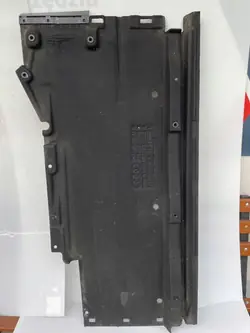 Audi A4 B8 A5 8T vänster underredsskydd 8K0825207D
