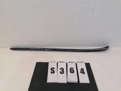 HYUNDAI SANTA FE 16 Moldura de vidro dianteiro direito 861322W000