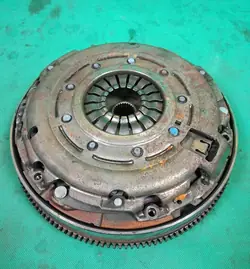 Kaksimassavauhtipyörä Mercedes C-luokka W204 1.8 CGI Manuaali