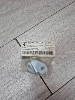 Ferrari 458 vänster stänkskärmsfäste OEM 138926
