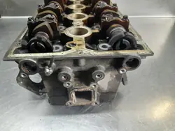 Käytetty Opel 1.6 16V Z16XEP sylinterikansi OEM 55559340