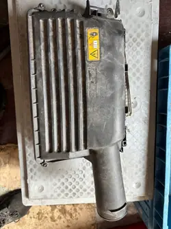 Ilmansuodattimen kotelo Mercedes W205 2.0 16V A2740901701