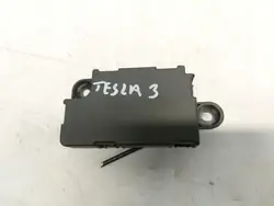TESLA Model 3 Antennivahvistinmoduuli