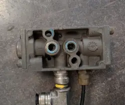 Soupape de boîte ZF 0501219310 - État utilisé