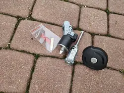 Inserção fechadura tampa combustível OEM OPELCZESCI.com-F43