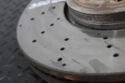 Etujarrujen sarja OEM TARCZE ZACISKI CLA W118 AMG