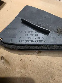 OPEL INSIGNIA Lokasuojan kiinnitys Vasen + Oikea
