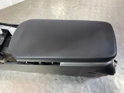Kia Stinger konsoli käsinoja OEM FOB43783 - Käytetty