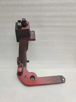 Höger stänkskärmsfäste OEM 32234762 för Volvo XC40