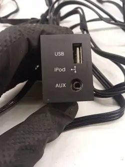 Prise USB/AUX OEM 96110-3J050 pour Hyundai ix55