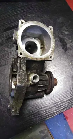 Pompe à eau OEM 17425969 pour BMW 7 E38 - Occasion