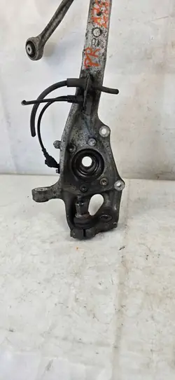 Höger framstyrknoge OEM R8K0407258 för Audi