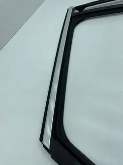 Opel Crossland X 2021 Garniture vitre porte arrière droite OEM 39125419