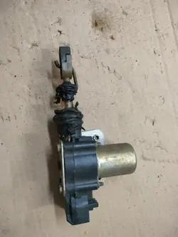 Atuador de fecho central esquerdo Opel Ascona C OEM 5045687