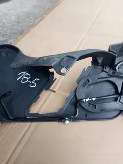 Audi A4 B6/B7 vasen sähköinen istuinpeitteen kiinnike 8E0881559B