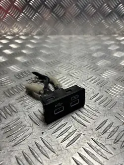 USB-pistorasia OEM DG26648 Honda Civic XI 21-
