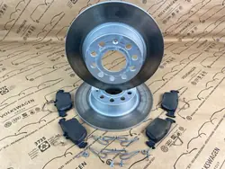 OEM 5Q0615601D Remschijven & Blokken Achter VW Golf VIII