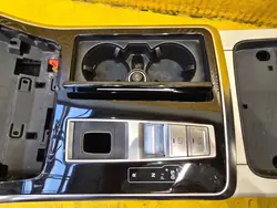 Audi Q8 keskikonsoli käsinoja OEM 4M8863244F