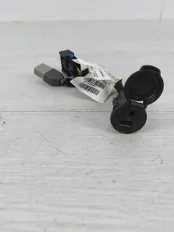 AUX/USB-pistorasia OEM 9671508480 Peugeot 5008:lle