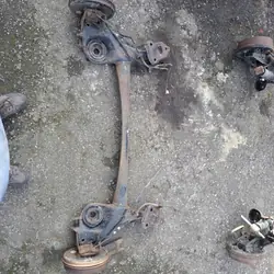 OEM 7113365 Bakvagnsbalk för Opel Corsa D