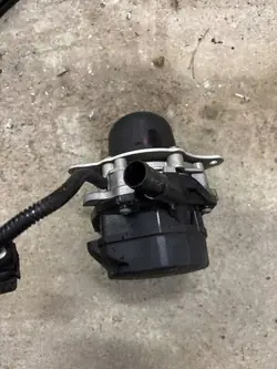 Bomba de aire secundaria Porsche Macan OEM 95B131337
