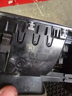Grelha de ventilação central Audi Q3 8U0 OEM 8U1820951B