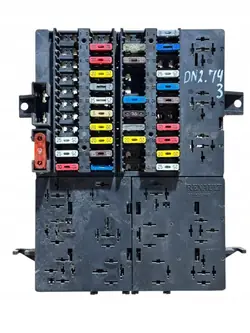 Zekeringkast Renault Master II OEM 7703297587 - Gebruikt