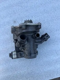 OEM 06L121111H Vattenpumpstermostat för VW Group