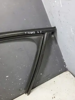 Dörrsilikon vänster fram PEUGEOT 208 OEM 9810970780