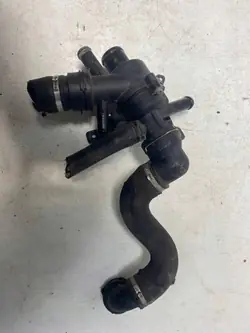 Termostaatin kotelo OEM AH228K515AA Range Roverille