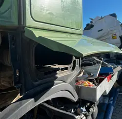Iveco S-Way hansikaslokeron kansi OEM 5802368833 - Käytetty