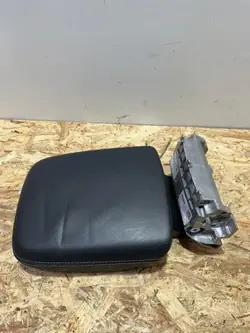 Audi Q8 Käsinojatunneli OEM 4M8864207K Musta Nahka