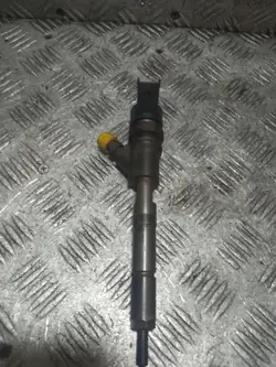Injecteur Toyota Auris OEM 2367033040 - Occasion