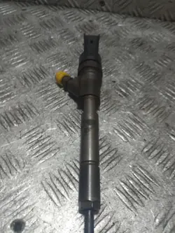 Injecteur Toyota Auris OEM 2367033040 - Occasion