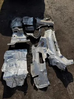 Mercedes-moottorin lämpösuoja OEM A2561423800