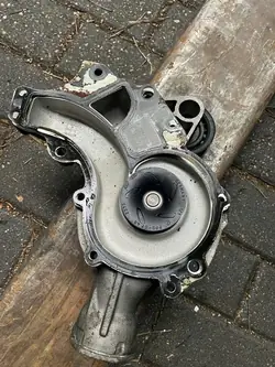Pompe à eau Mercedes M156 63 AMG A1562000601