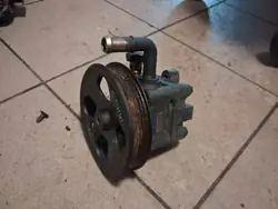Bomba dirección asistida Suzuki OEM 4910065J00 Usada