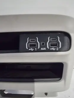 Chrysler Pacifica nostokonsoli USB AUX kehys 6WQ841D2AA