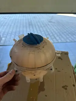 Reservatório de refrigerante VW T6 CRAFTER 7E0121407D