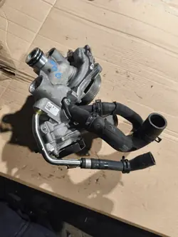 Carcaça termóstato Porsche OEM 9A210602202 - Usado