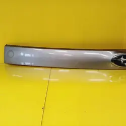 Moldura de porta-malas Subaru OE DRC84409 - Usado