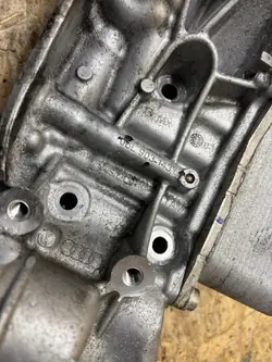 Audi Q5 80A Öljynsuodinkotelo OEM 06L903143K
