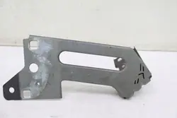 Maserati Grecale vasen lokasuojan kiinnike OEM 1274738633
