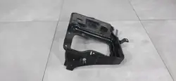 Suzuki Sprint SA413 vänster strålkastarstöd OEM 58160-82010